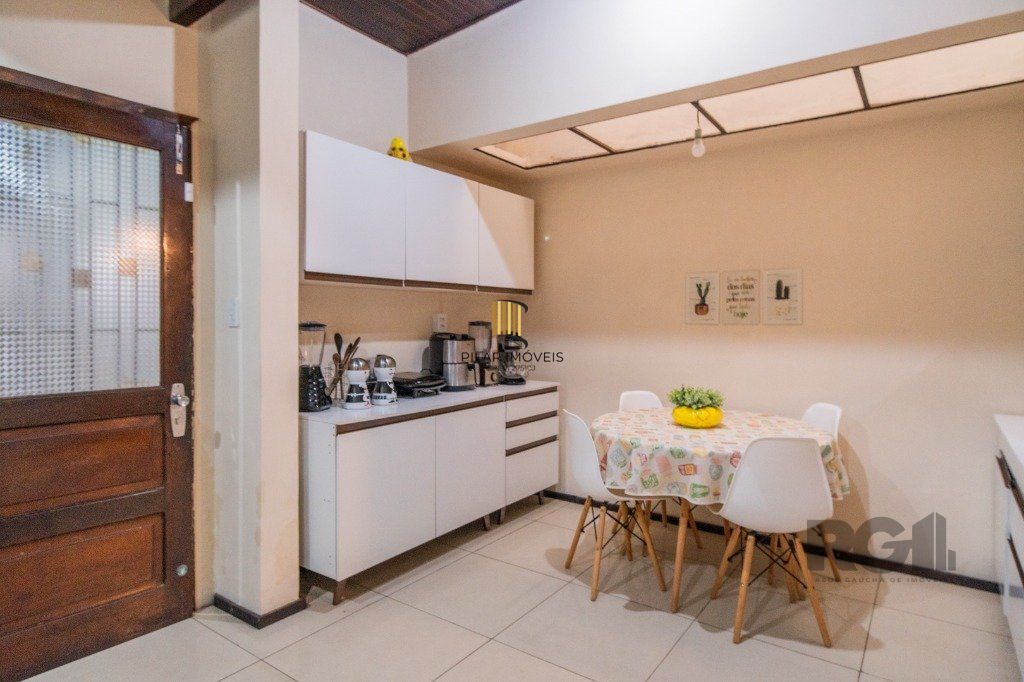 Casa 4 dormitórios no bairro Nonoai