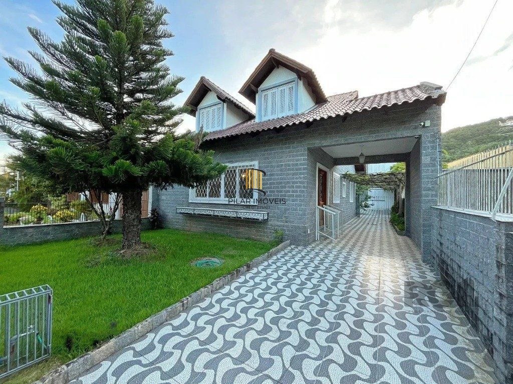 Casa de 3 dormitórios, no bairro Aberta dos Morros