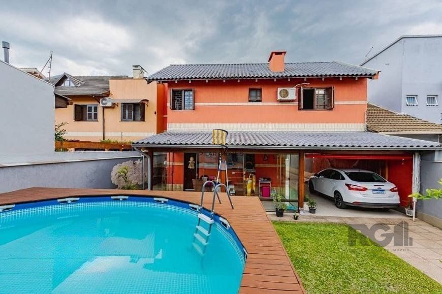 Excelente casa de 209m² com 3 dormitórios, piscina e 3 vagas de garagem.