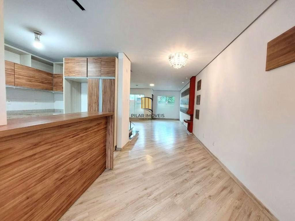 Casa à venda na Hípica, 3 dormitórios, suíte com closet, sótão com churrasqueira e terraço, condomínio fechado com lazer