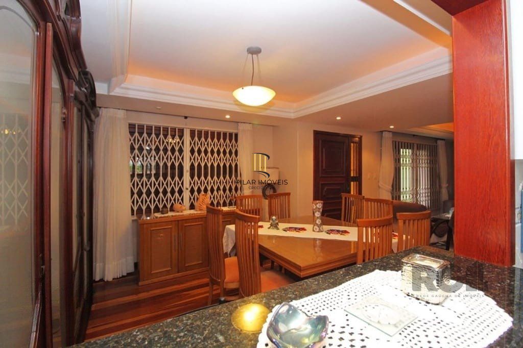Casa de 275m² - 3 dormitórios e 3 vagas no bairro Coronel Aparício Borges