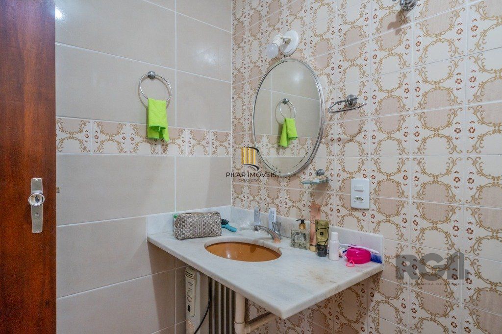 Casa com 4 dormitórios no bairro Gloria