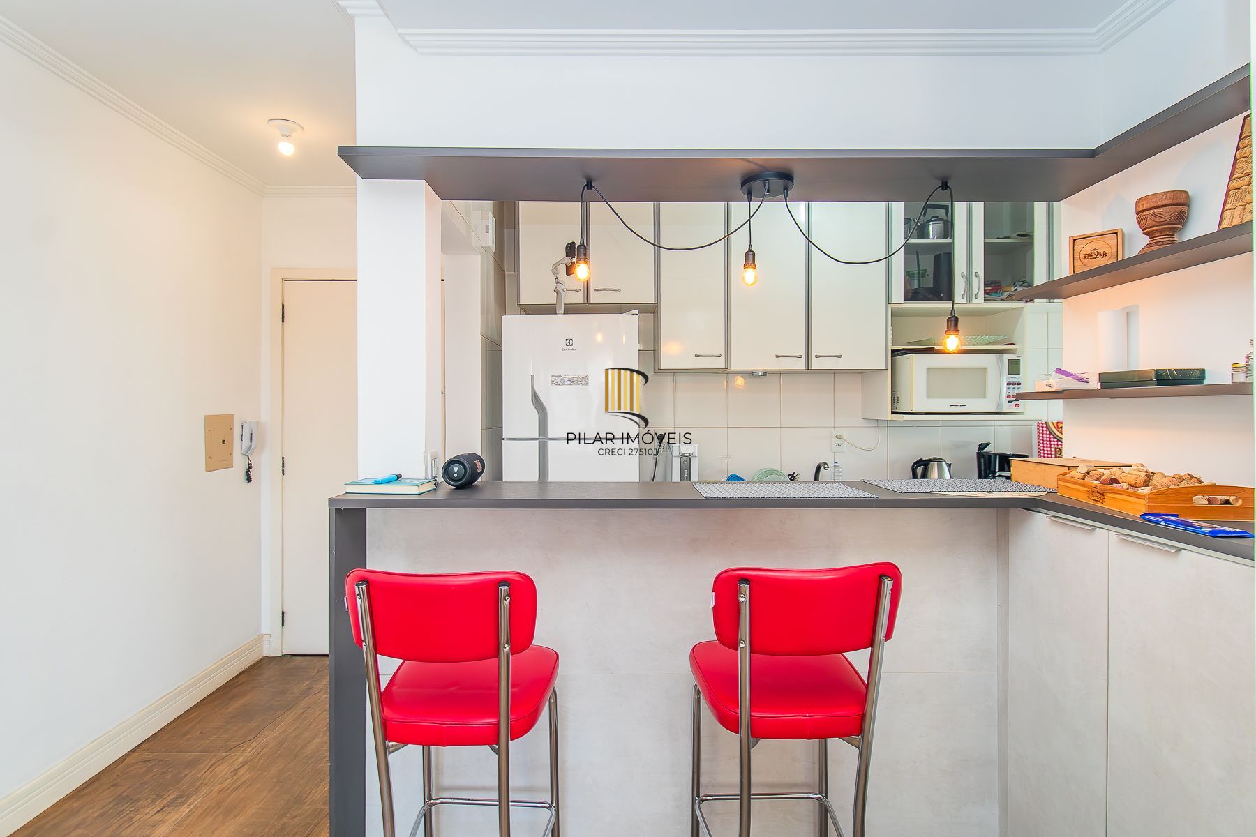 Amplo apartamento duplex com 2 dormitórios e 1 vaga de garagem.