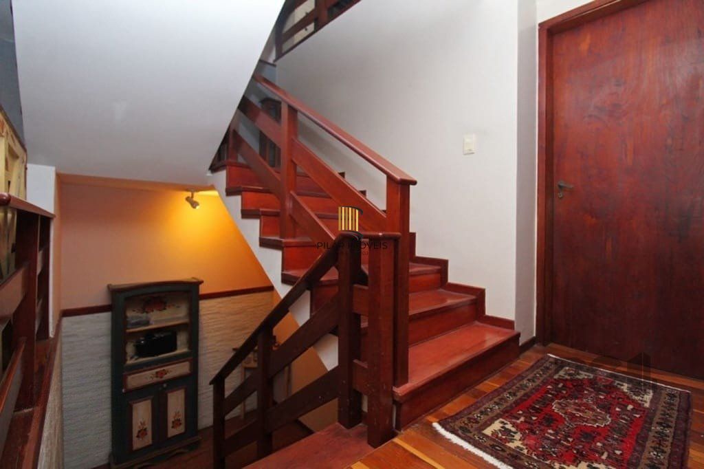 Casa de 275m² - 3 dormitórios e 3 vagas no bairro Coronel Aparício Borges