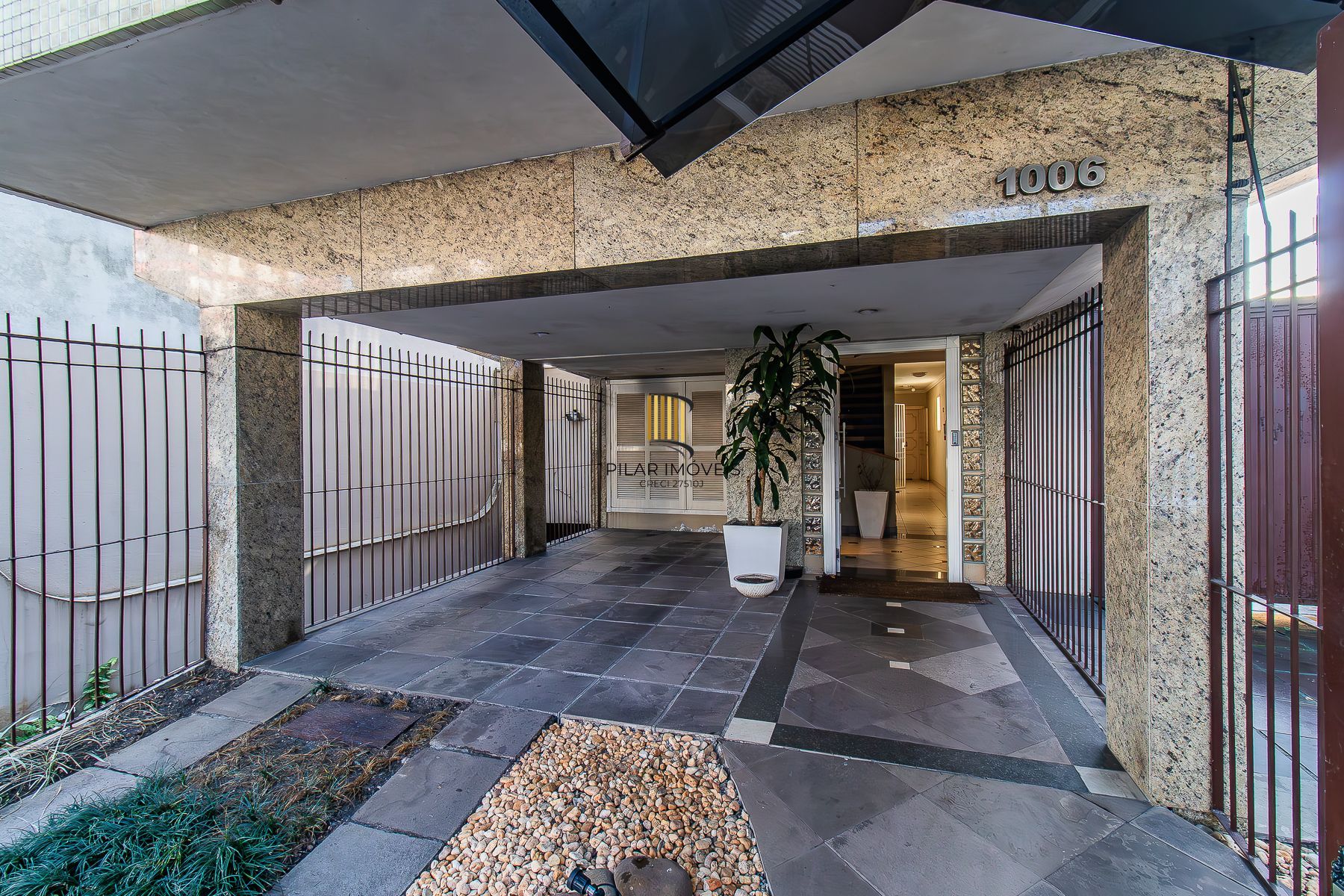 Amplo apartamento duplex com 2 dormitórios e 1 vaga de garagem.