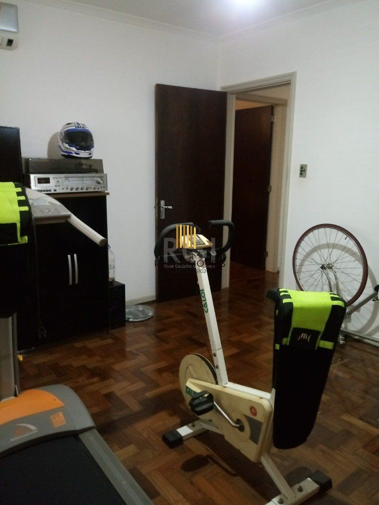 Apartamento com 03 dormitórios, churrasqueira e vaga de garagem no Menino Deus