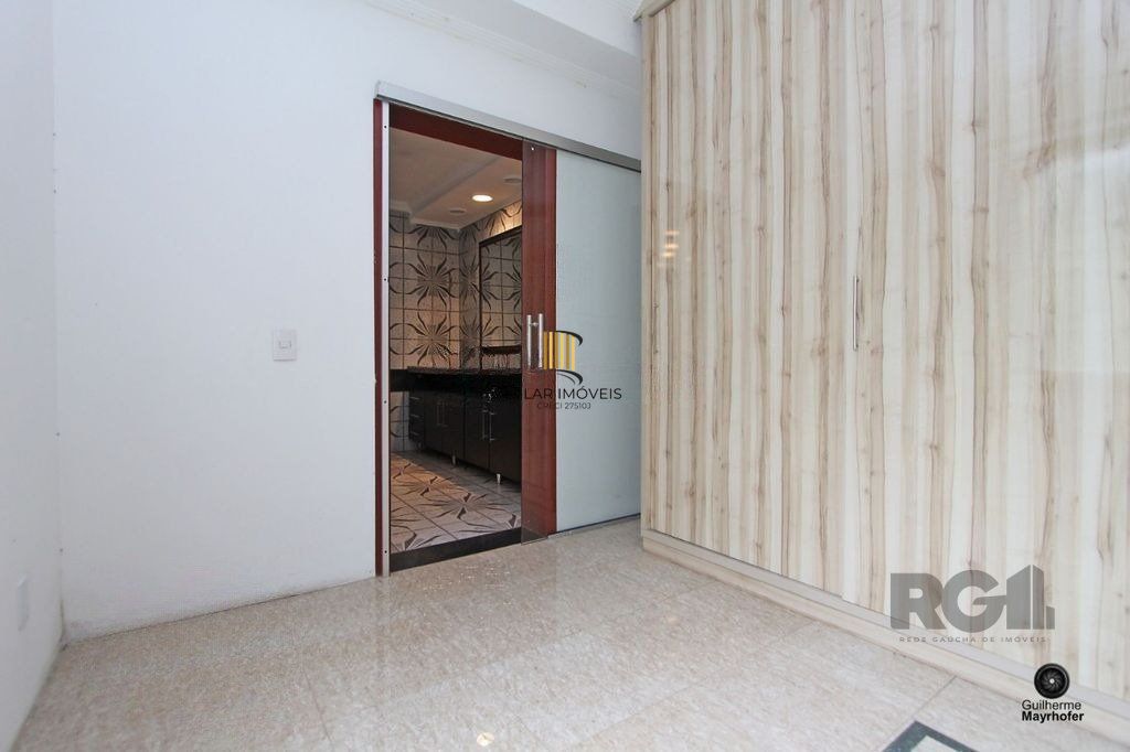 Casa com 5 suítes, 7 banheiros, 4 vagas no bairro Partenon