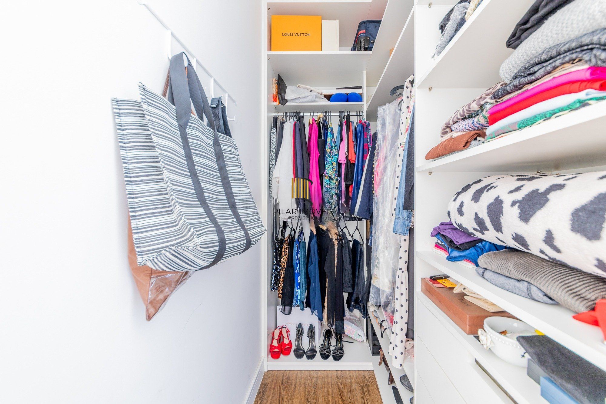 Apartamento com 3 quartos e 79m² à venda em Passo da Areia - Rua Bezerra De Menezes, Passo Da Areia, Porto Alegre