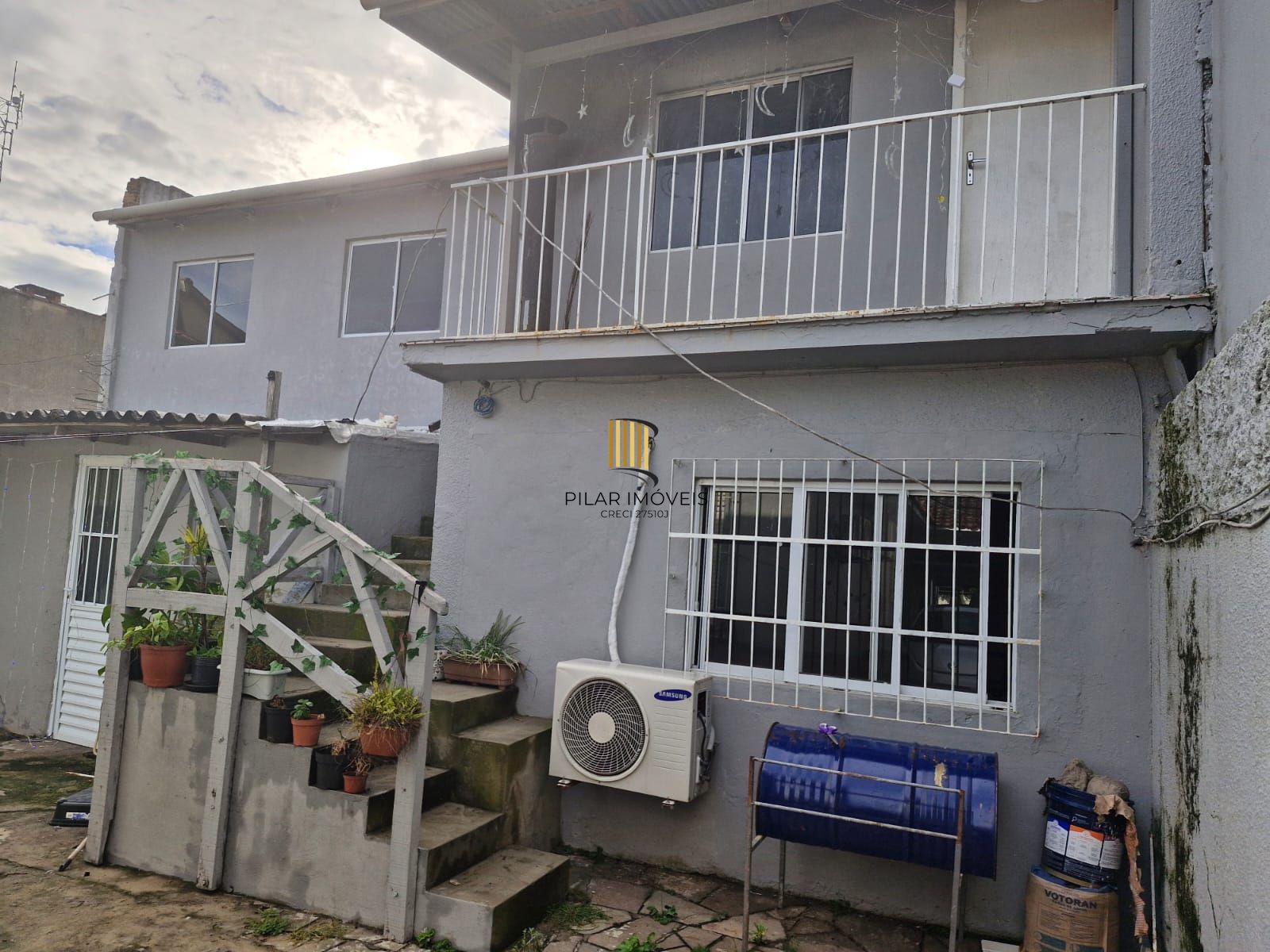 Casa com 3 dormitórios e edícula nos fundos no bairro Nonoai.