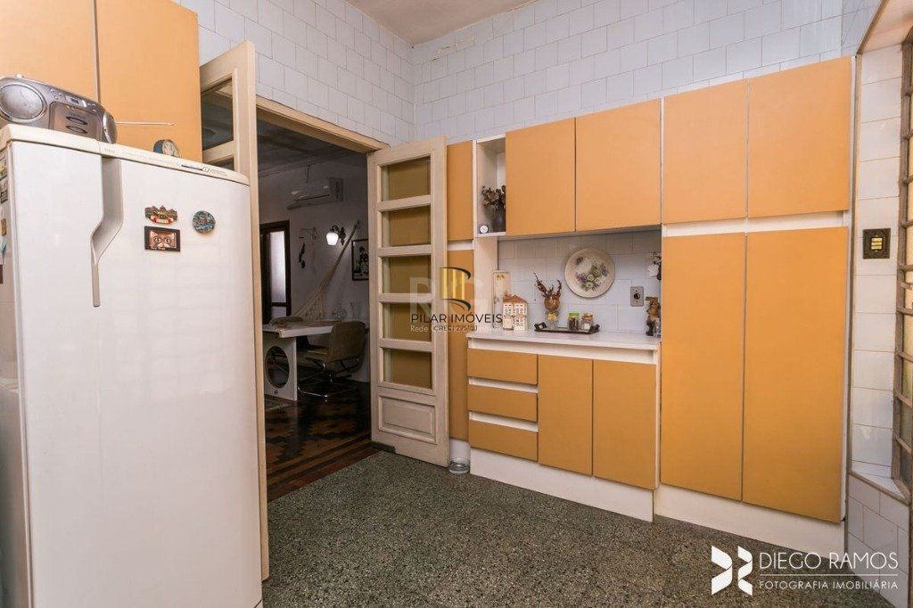 Casa para Venda - 198m², 3 dormitórios, sendo 1 suites, 4 vagas - Petrópolis