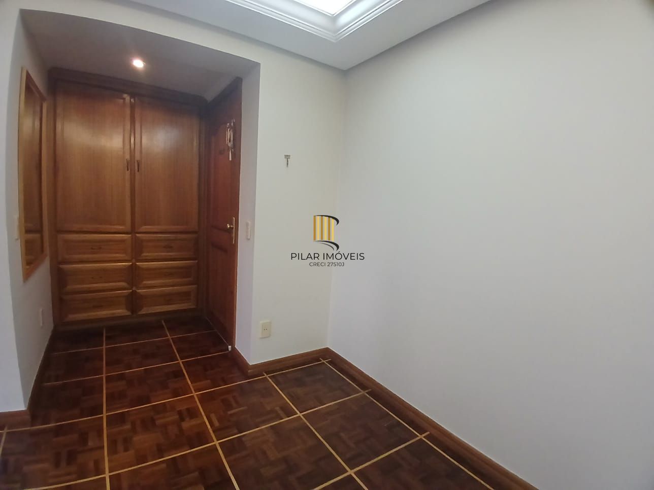 Apartamento de 03 dormitorios e vaga coberta no Menino Deus