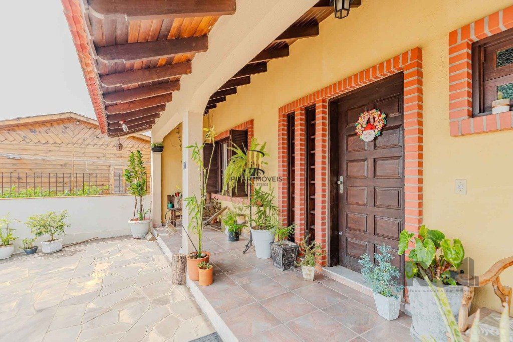 Casa com 234m², 3 dormitórios, 3 vagas no bairro Partenon