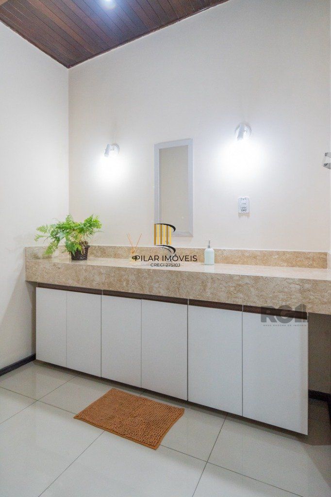 Casa 4 dormitórios no bairro Nonoai