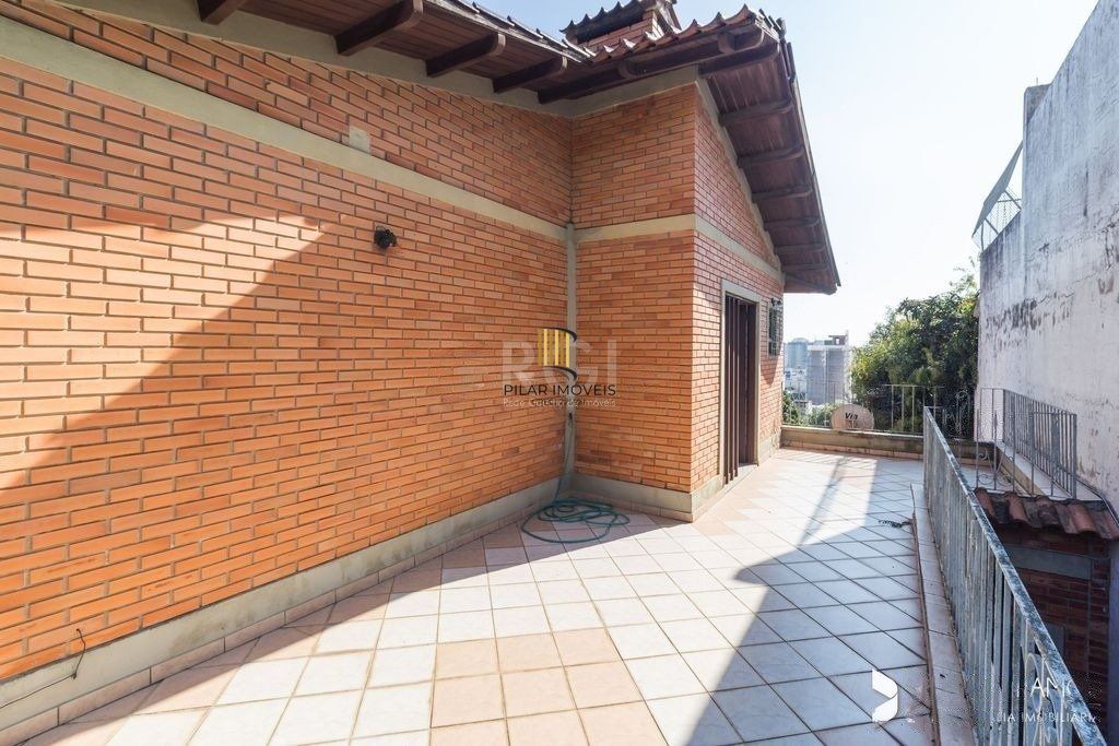 Lindo sobrado com 347m2 de área construída,  5 vagas, espaço de lazer com vista panorâmica.