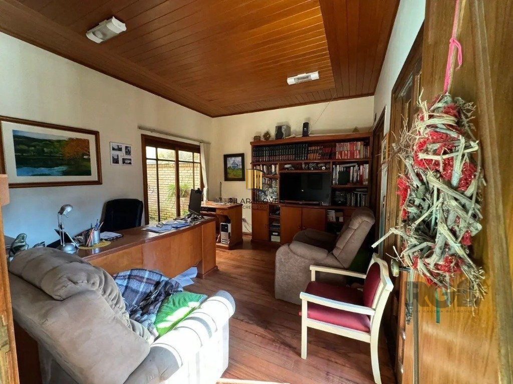 Casa com 4 dormitórios no bairro nonoai
