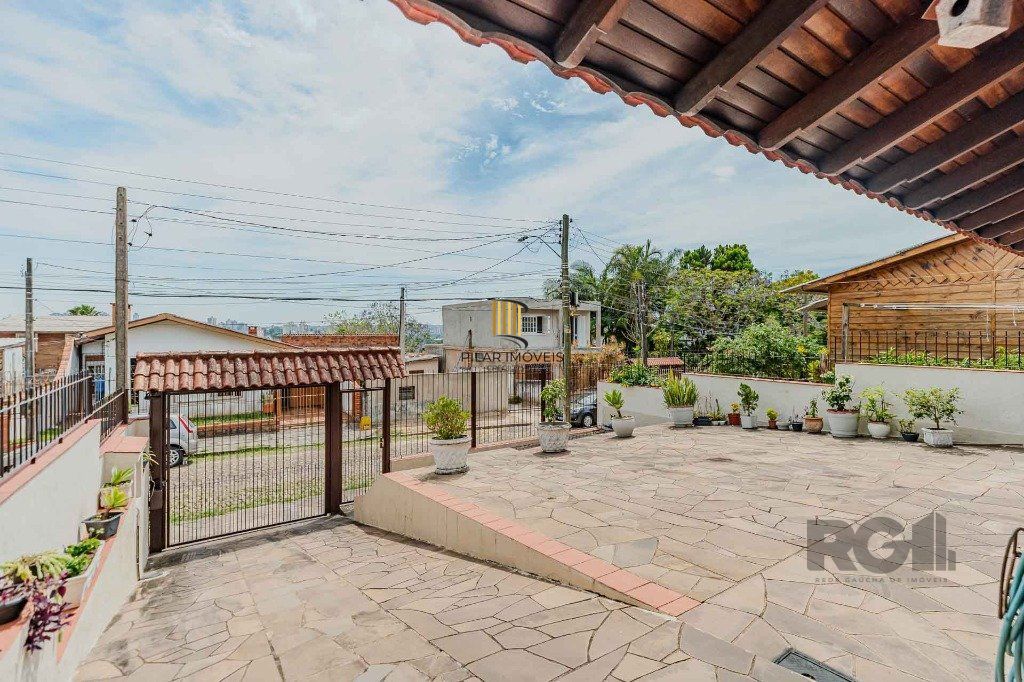 Casa com 234m², 3 dormitórios, 3 vagas no bairro Partenon