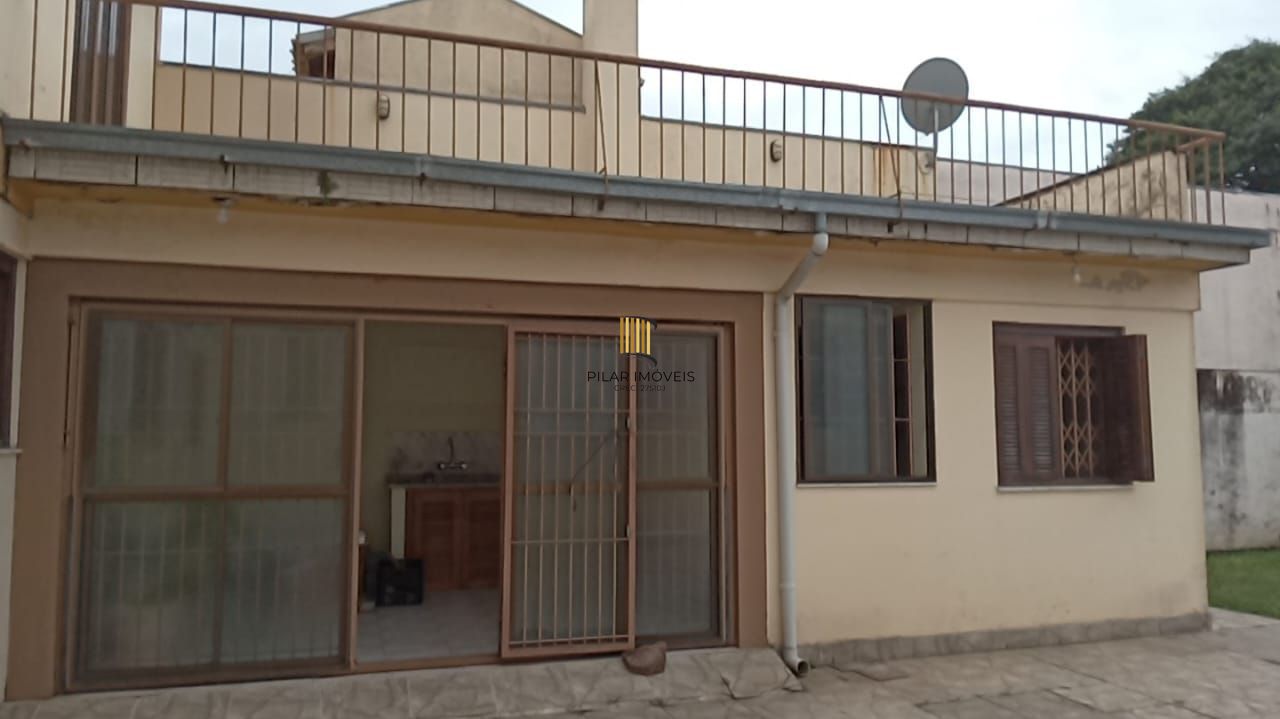 Casa 03 dormitórios, com páteo