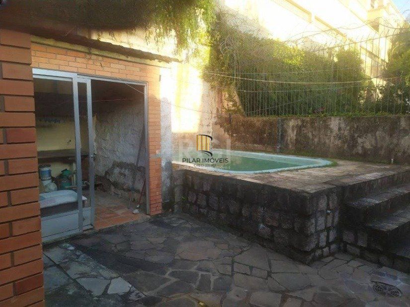 Casa com 03 dormitórios, churrasqueira, pátio com piscina e 5 vagas de garagem no bairro Menino Deus