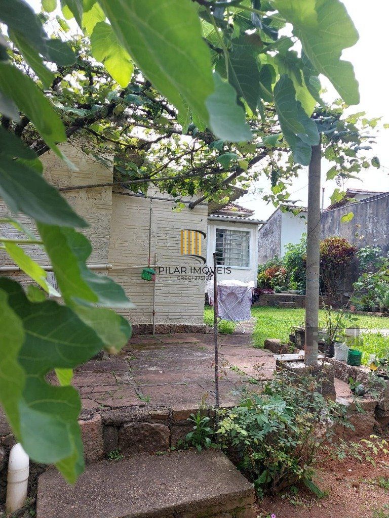 Casa 3 dormitórios,  1 vaga de garagem ampla e coberta.  Possui edícula com 3 peças. Espaço com churrasqueira e dispensa. Área total de  484m².