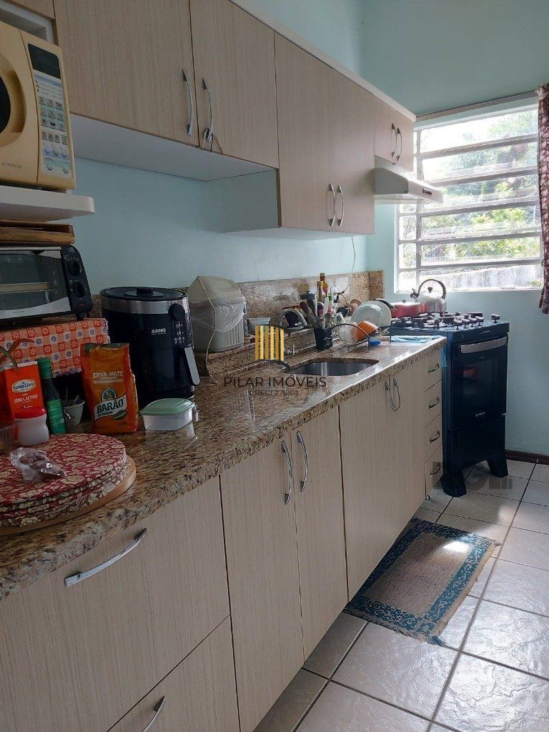Casa 3 dormitórios,  1 vaga de garagem ampla e coberta.  Possui edícula com 3 peças. Espaço com churrasqueira e dispensa. Área total de  484m².