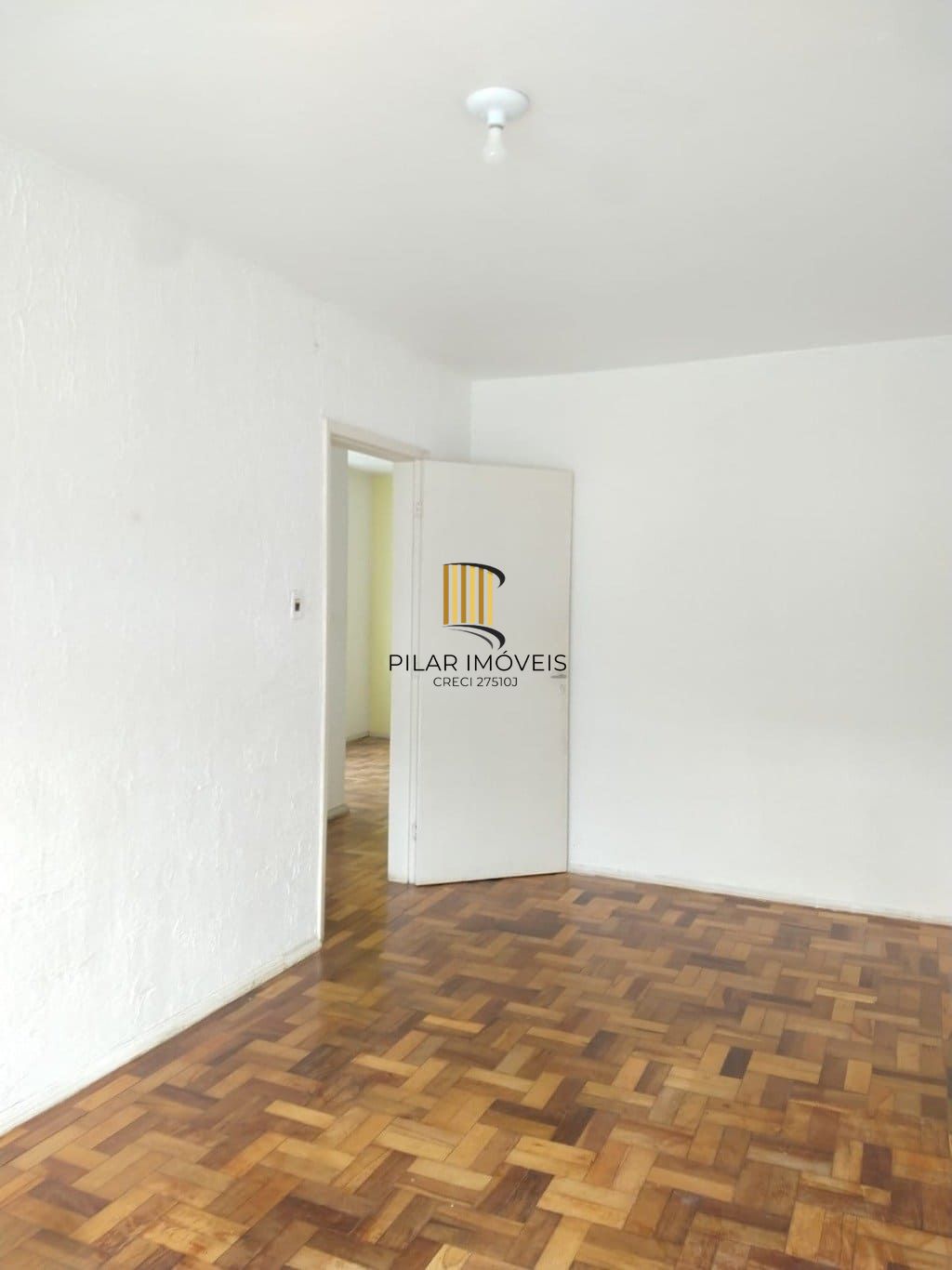 Apartamento de 2 dormitórios à venda em Passo d'Areia, Porto Alegre.