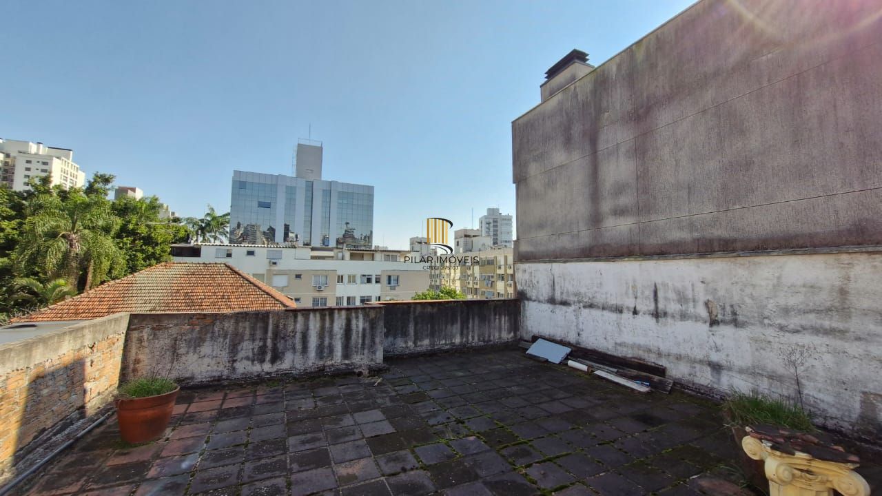 Apartamento com 2 dormitórios e garden na Rua Ijuí, pronto para reformar