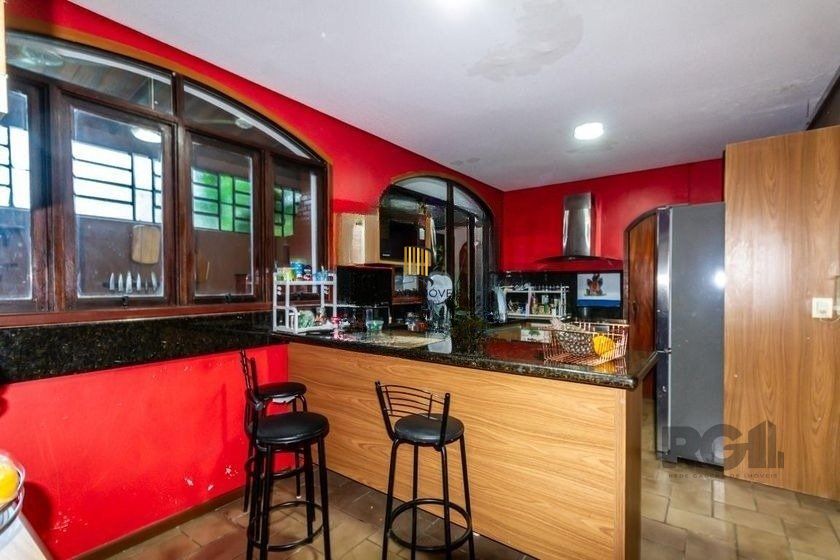 Casa 303m² - 4 dormitórios, 2 vagas no bairro Santo Antônio
