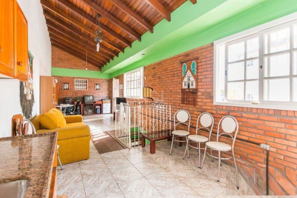 Casa para Venda - 258m², 3 dormitórios, sendo 1 suites, 4 vagas - Teresópolis