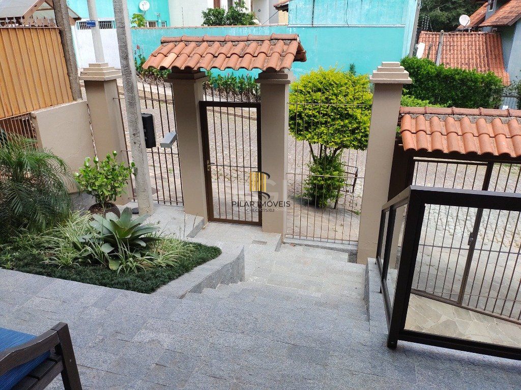Excelente casa com 03 suíte, espaço gourmet com churrasqueira, living com lareira, pátio com piscina e garagem para 02 carros no bairro Espírito Santo
