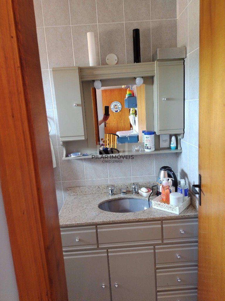 Excelente casa com 03 suíte, espaço gourmet com churrasqueira, living com lareira, pátio com piscina e garagem para 02 carros no bairro Espírito Santo