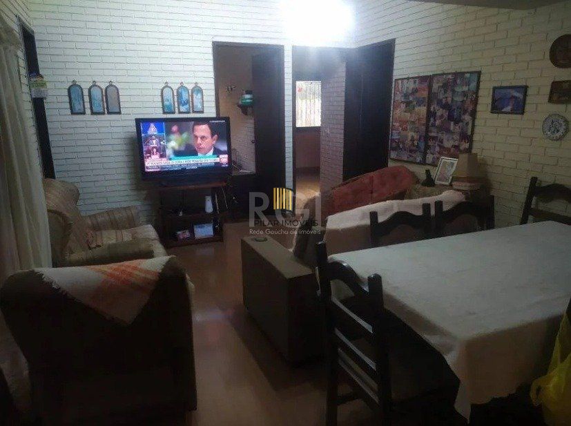 Casa com 03 dormitórios, churrasqueira, pátio com piscina e 5 vagas de garagem no bairro Menino Deus