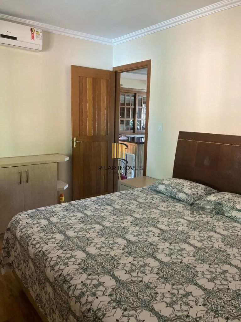 Casa com 3 dormitórios no bairro Lomba do Pinheiro