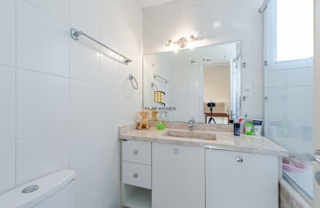 Casa em Condomínio à venda com 4 dormitórios, 248m² e 4 vagas no bairro Teresópolis, em Porto Alegre .