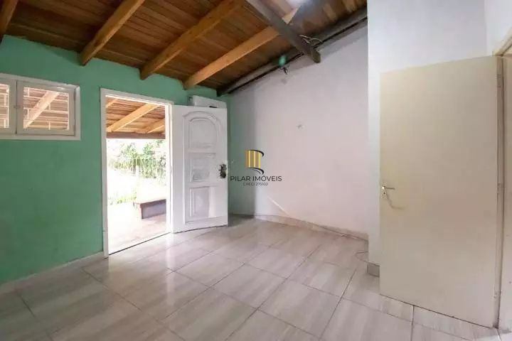 VENDE – AMPLA CASA RESIDENCIAL COM PISCINA E 5 VAGAS