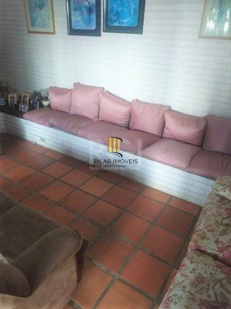 Casa com 03 dormitórios, churrasqueira, pátio com piscina e 5 vagas de garagem no bairro Menino Deus