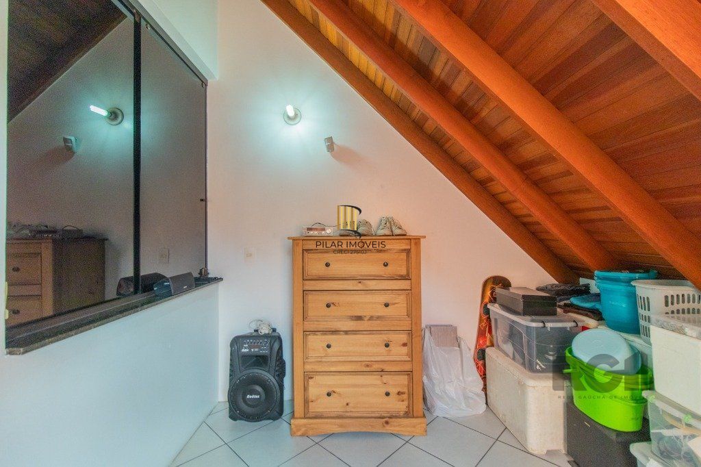 Casa em condoínio com 3 dormitorios, 2 suítes e  duas vagas de garaem no  bairroTeresópolis