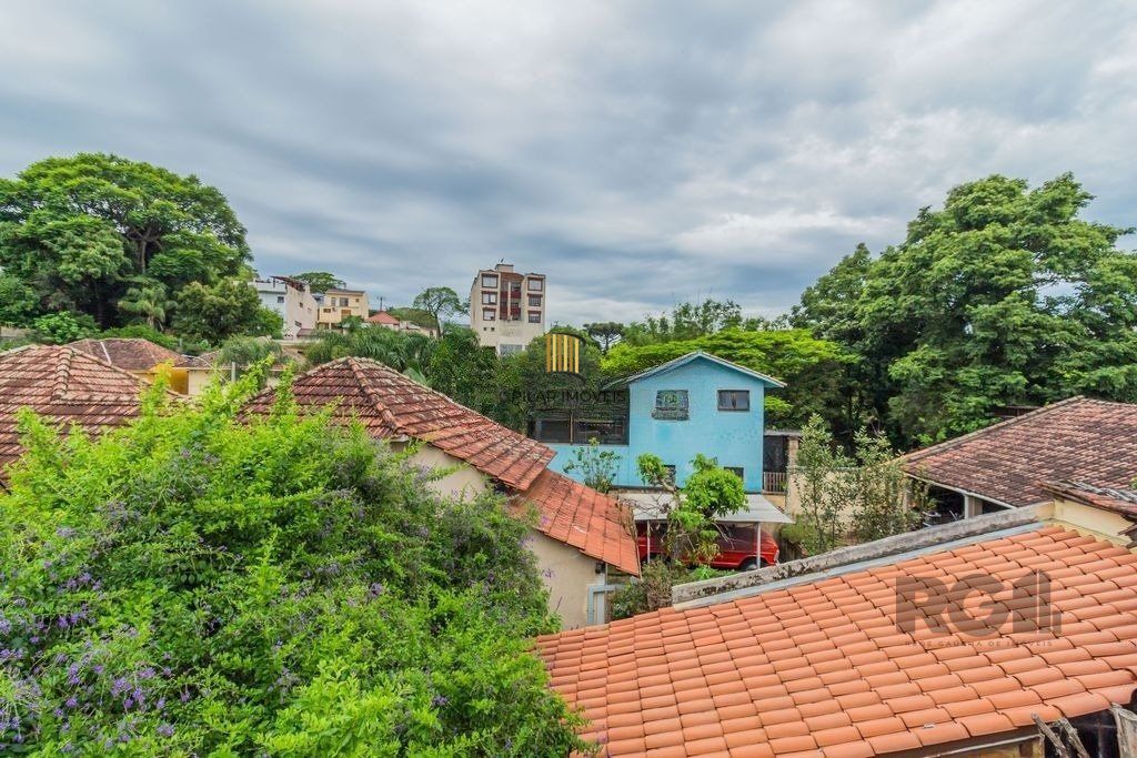 Impecável casa no bairro Medianeira. Living de 3 ambientes com lareira. Com 4 dormitórios sendo 1 suíte também com lareira. Ampla cozinha mobiliada e reformada. Dormitórios com armários fixos .