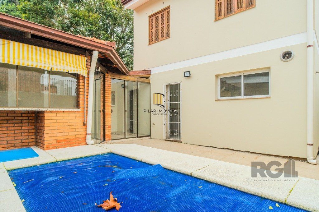 Casa de 214m² com 4 dormitórios, 1 suíte, piscina e 2 vagas no bairro Teresópolis