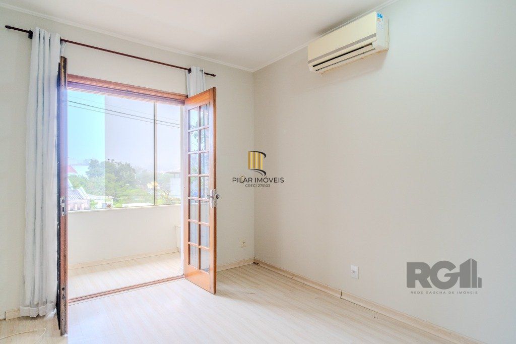 Casa de 214m² com 4 dormitórios, 1 suíte, piscina e 2 vagas no bairro Teresópolis