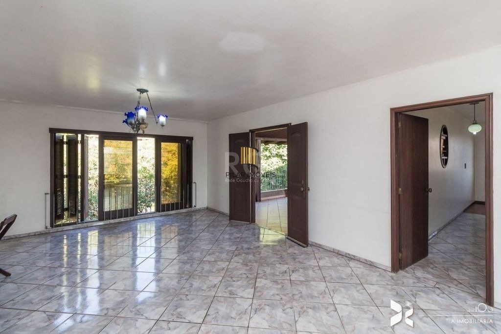 Lindo sobrado com 347m2 de área construída,  5 vagas, espaço de lazer com vista panorâmica.