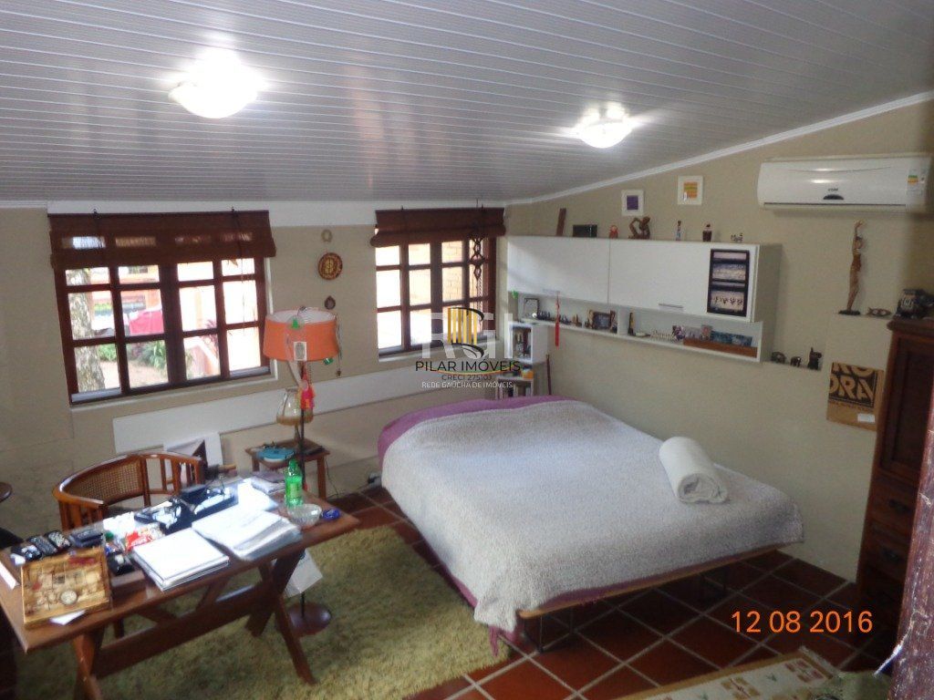 Casa para Venda - 240m², 6 dormitórios, 4 vagas - Teresópolis