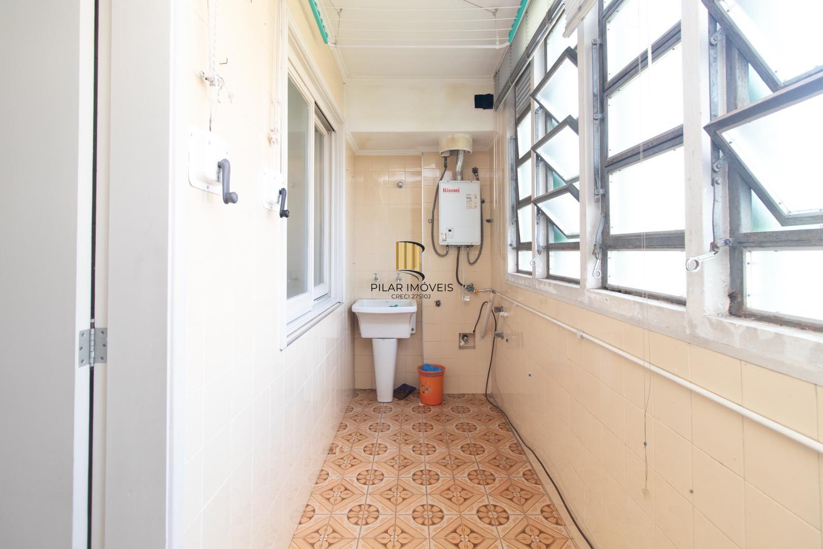 Apartamento de 03 dormitorios com suite e vaga coberta no bairro Menino Deus