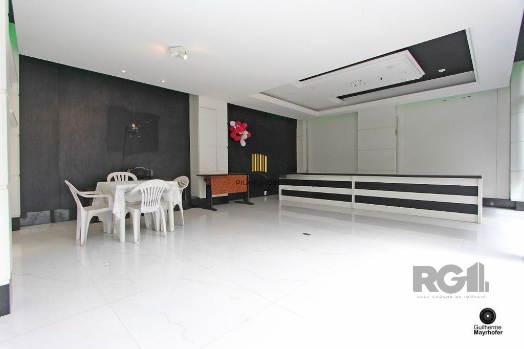 Casa com 5 suítes, 7 banheiros, 4 vagas no bairro Partenon