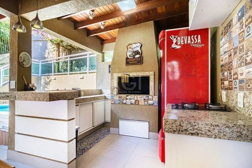 Excelente casa de 264m² com 4 dormitórios no bairro Menino Deus