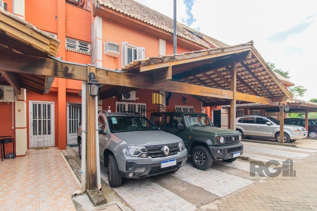 Casa em condoínio com 3 dormitorios, 2 suítes e  duas vagas de garaem no  bairroTeresópolis