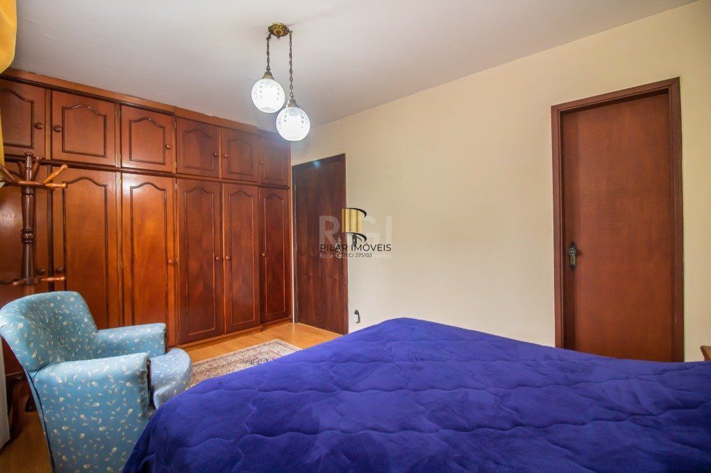 Casa de 289m² - 3 dormitórios, 1 suíte, 4 salas, churrasqueira, pátio e 4 vagas de garagem no bairro Partenon