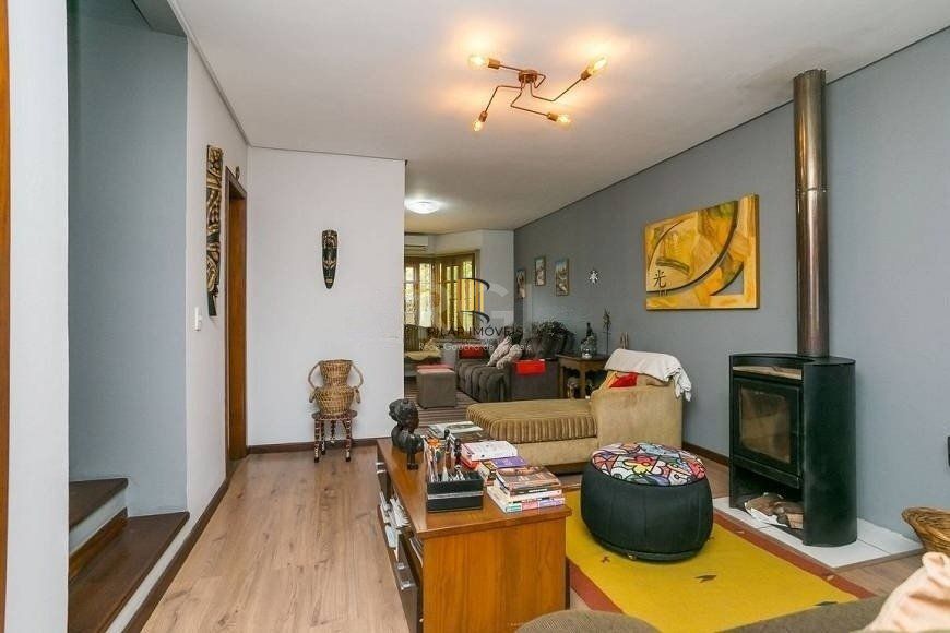 Casa de 147m² - 3 dormitórios, 1 suíte, churrasqueira, pátio com piscina e 3 vagas de garagem no Guarujá