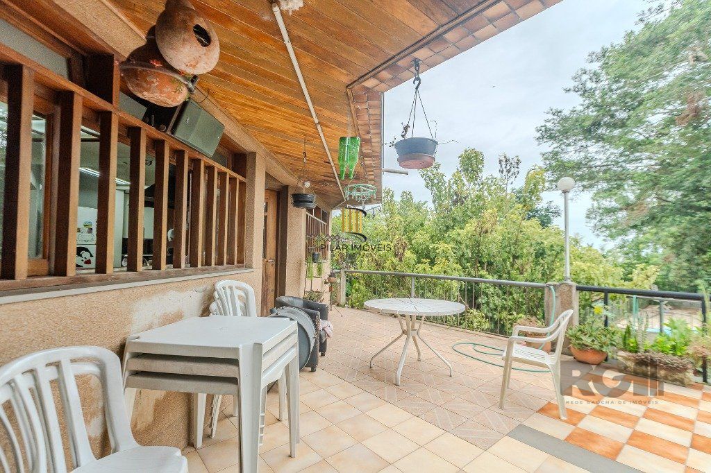 Casa 400m² - 5 dormitórios, 4 vagas no bairro Vila Jardim