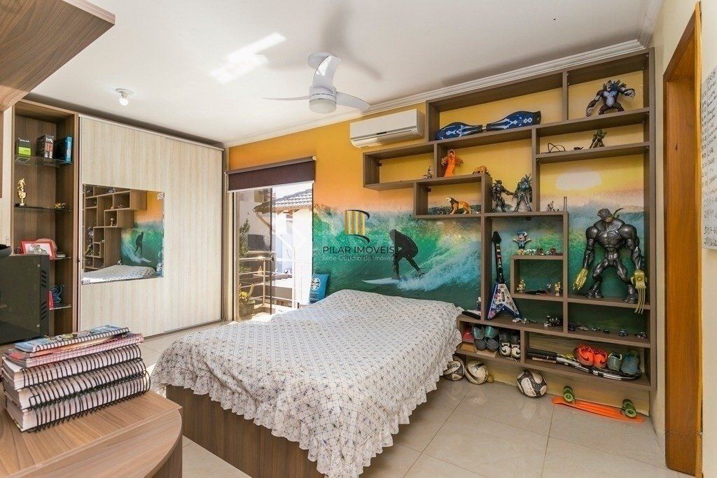 Excelente casa em condomínio com 3 suítes, piscina e 3 vagas de garagem