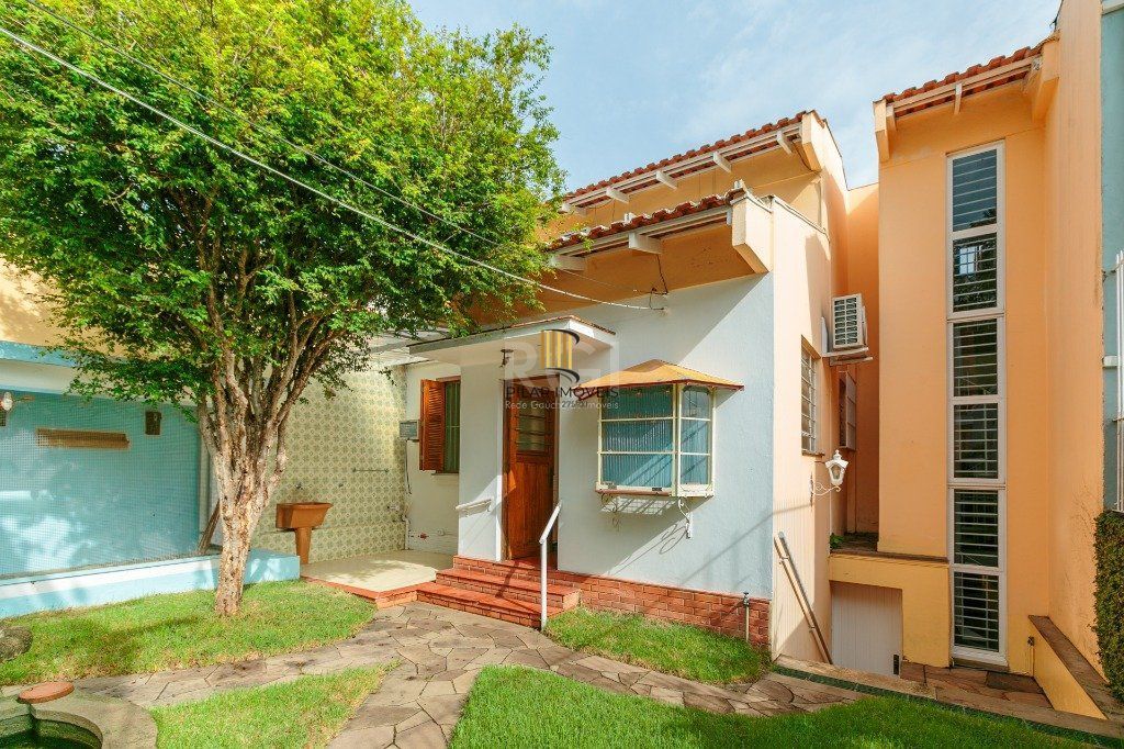 Casa 3 dormitórios com uma 1 suite, 2 banheiros, terraço, bem iluminada. Próxima ao Shopping Boubon Teresópilis